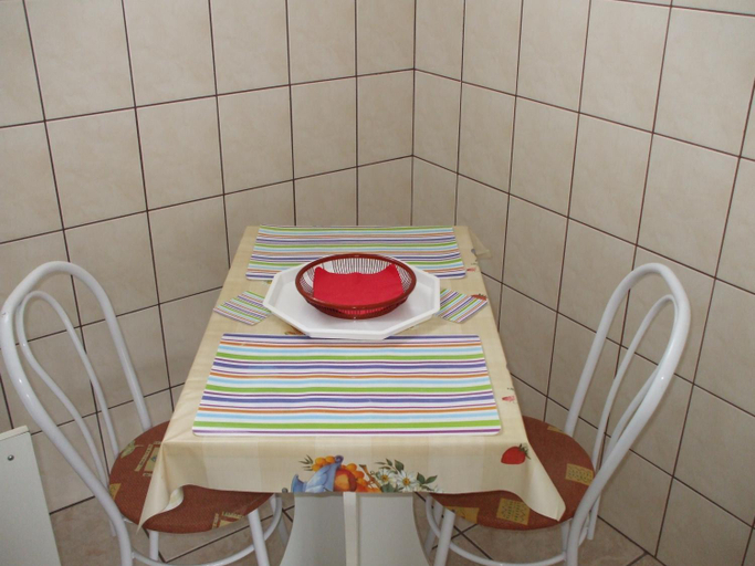 Others 5, Petrovics Apartmanhaz 1, Csepreg