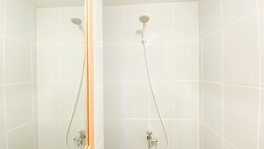 Bathroom 5, Good Deal and Modern Studio Apartment Tokyo Riverside PIK 2 By Travelio, Tangerang