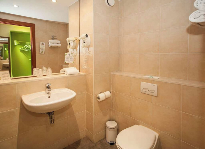 Bathroom 5, Travelodge BCN Cornellá Fira, Barcelona