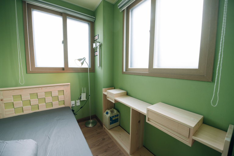 Bathroom 3, Midtown Hostel, Buk
