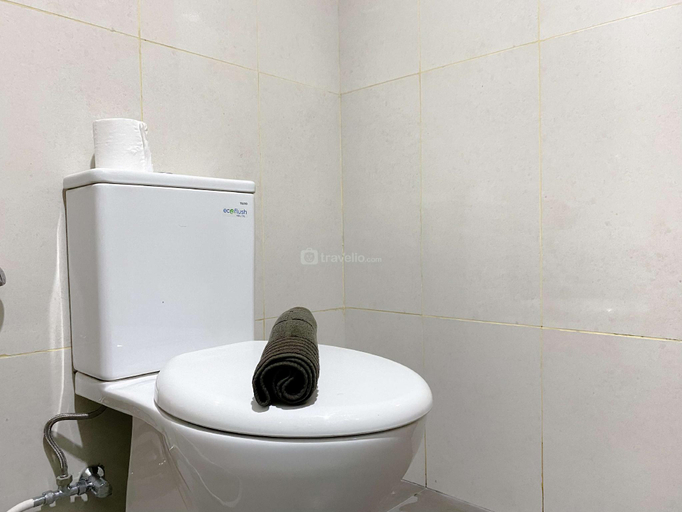 Bathroom 3, Basic Style Studio LRT City Jatibening By Travelio, Bekasi