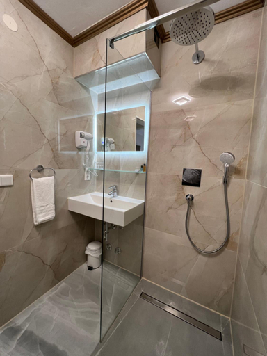 Bathroom 16