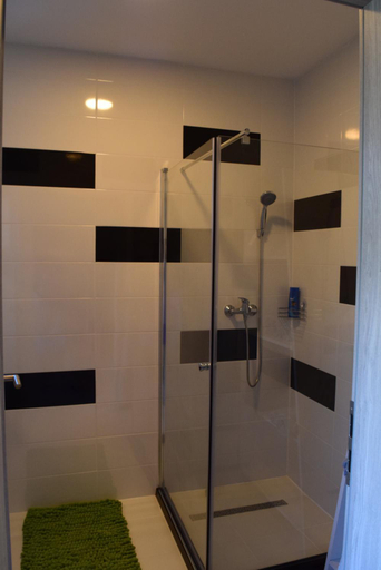 Bathroom, Savrsen odmor u grijanom bazenu Ville Ivone, Poličnik