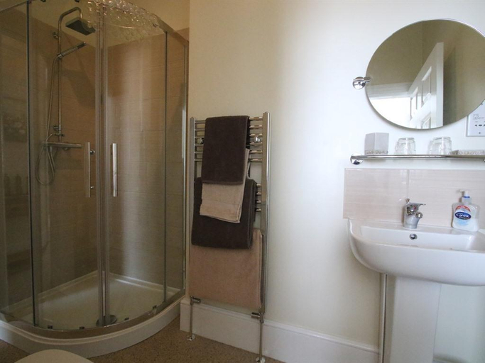 Bathroom 3, Spring Garden Holiday Apartments, Hampshire