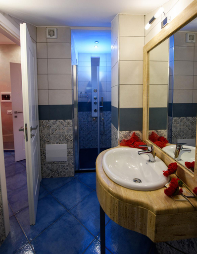 Bathroom 2, Kavani, Vibo Valentia
