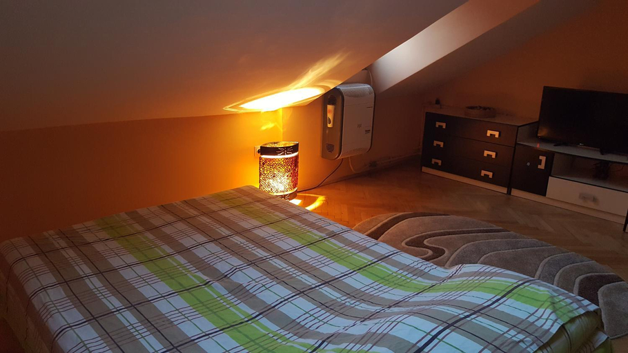 Facilities 3, Studio Piata Sfatului - Brasov, Brasov