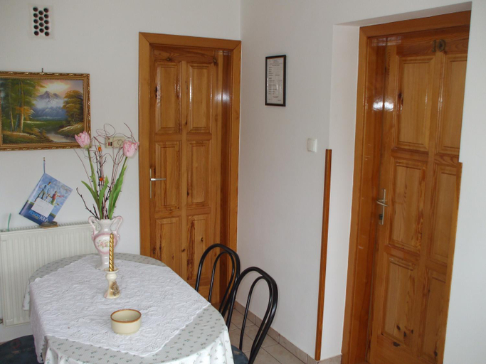 Others 5, Petrovics Apartmanhaz 1, Csepreg