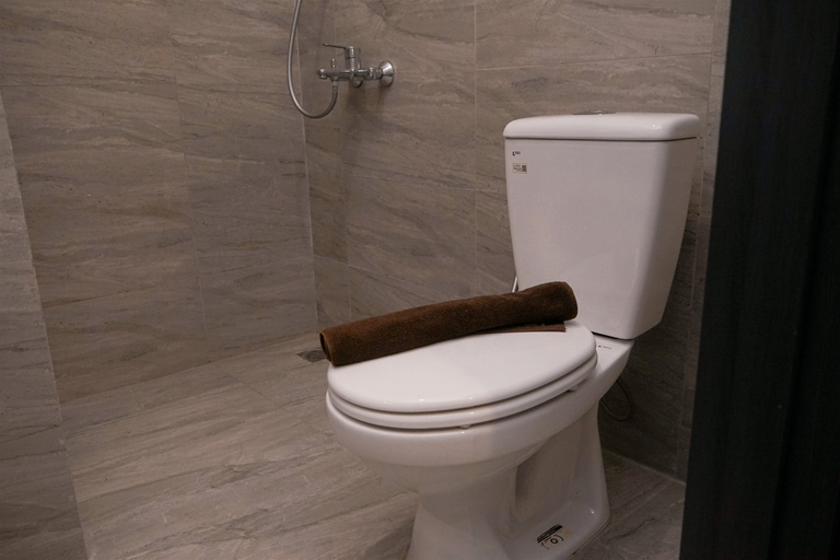 Bathroom 5, Modern and Comfy Studio at Collins Boulevard Apartment By Travelio, Tangerang