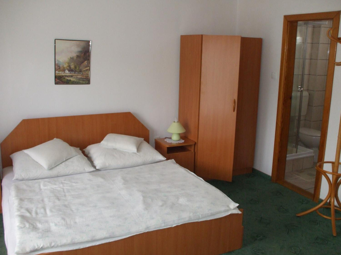 Others 3, Petrovics Apartmanhaz 1, Csepreg