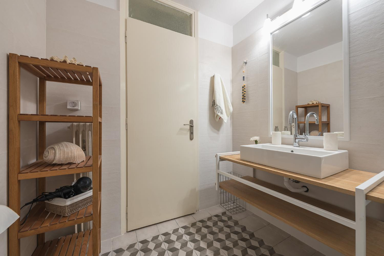 Bathroom 4, Athenian House in Plaka, Attica
