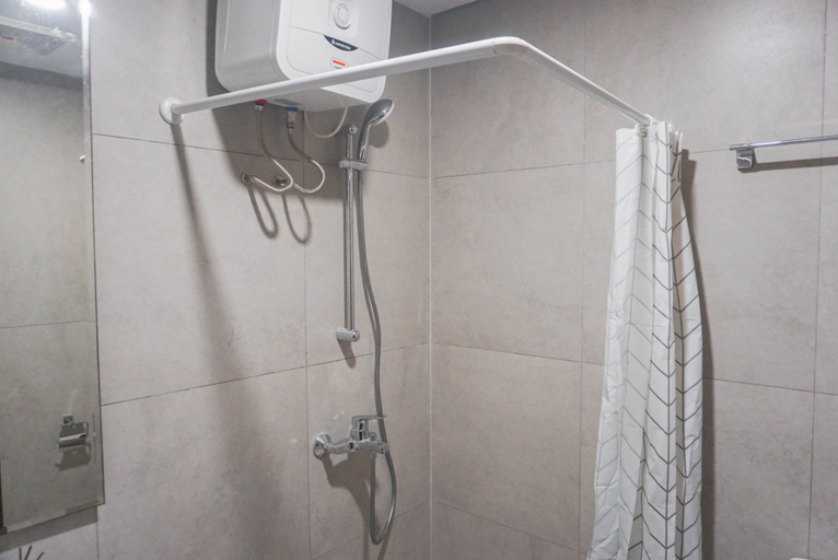 Bathroom 5, Comfy and Best Deal Studio at Pollux Chadstone Apartment By Travelio, Cikarang