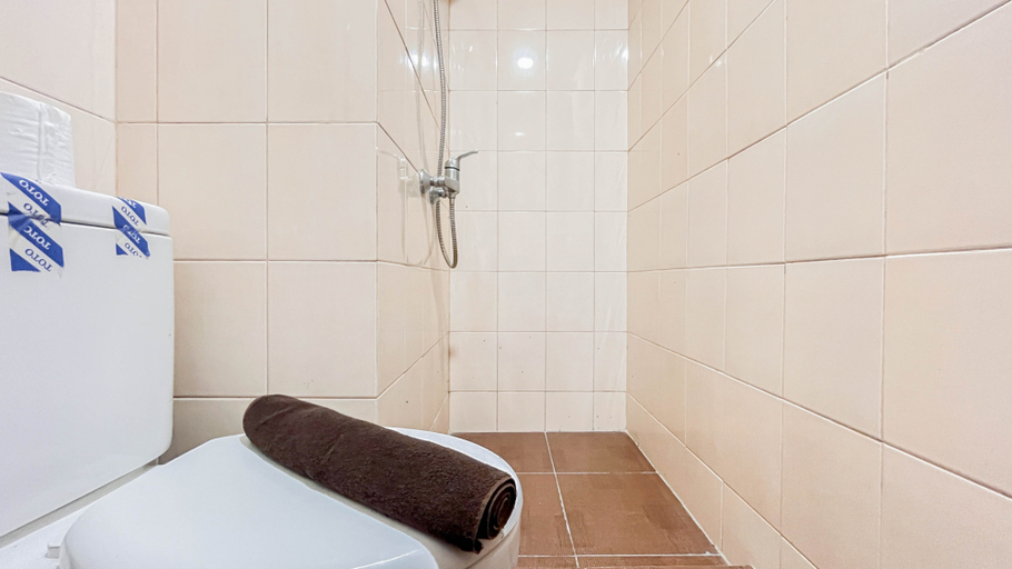 Bathroom 5, Cozy and Compact Studio Apartment at Vida View Makassar By Travelio, Makassar