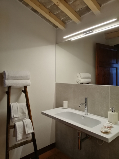 Bathroom 4, AGRITURISMO LE CERBONCHE, Livorno