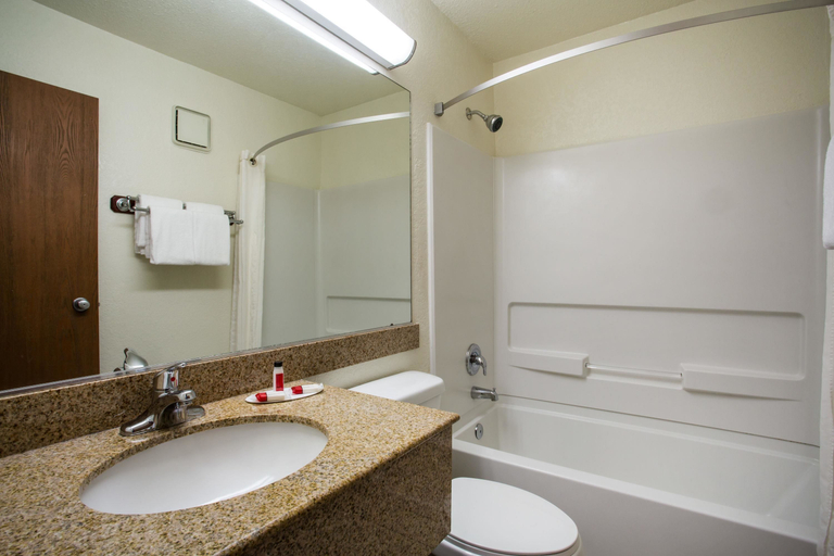 Bathroom, Super 8 by Wyndham Flagstaff, Coconino
