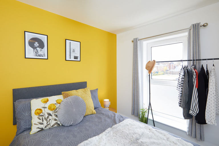 Bedroom 2, 3 Bedroom Large House - Train Station, Derby