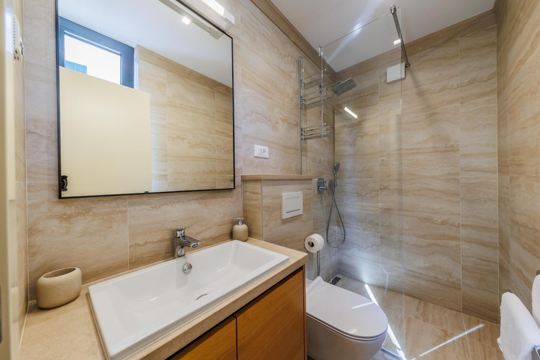 Bathroom 2, Luxury Apartment In The Old Palace, Sutivan