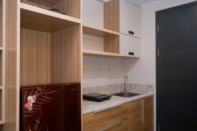 Others 4, Modern and Comfy Studio at Collins Boulevard Apartment By Travelio, Tangerang
