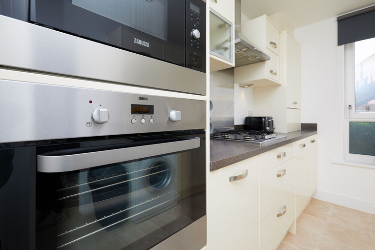Others 4, 3 Bedroom Large House - Train Station, Derby