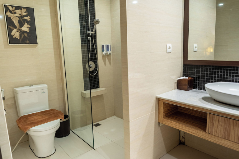 Bathroom 5, Estrella Hotel & Conference Luwuk, Banggai