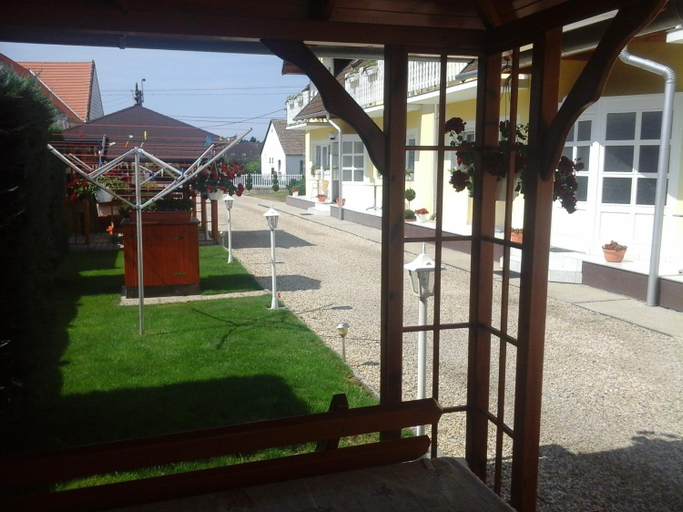 Others 4, Petrovics Apartmanhaz 1, Csepreg
