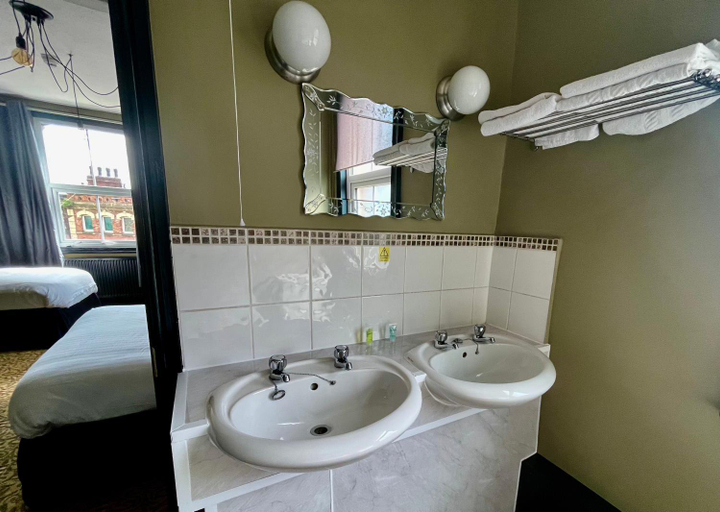 Bathroom 5, The Wrens, Leeds