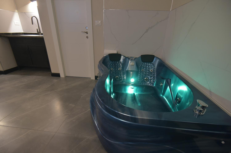 Bathroom 4, מלון הברון
