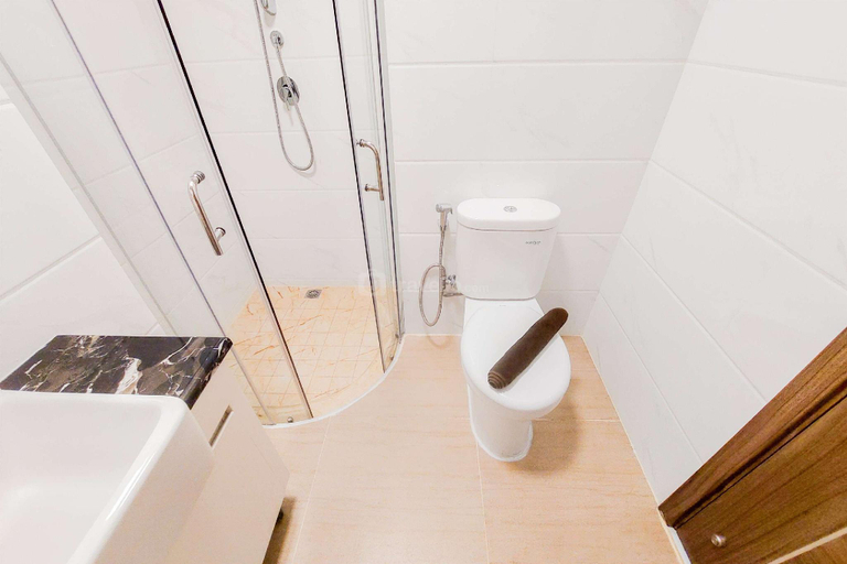 Others 3, Spacious & Cozy 3BR Sky House BSD Apt By Travelio, Tangerang Selatan