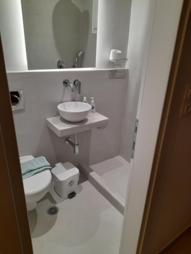 Bathroom 3, Lilian Beachfront Apartments, Thessaly