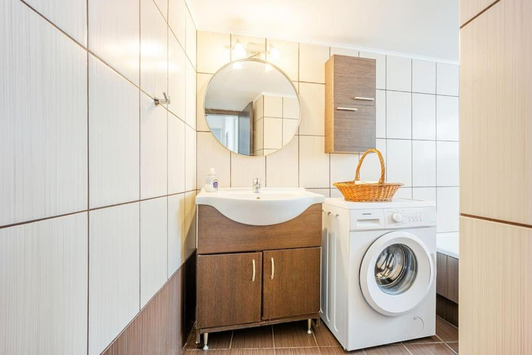 Bathroom 3, Apartment In The Middle Of Everything, Attica