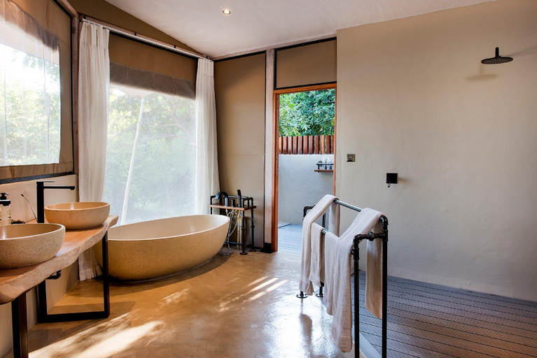 Bathroom 4, Sausage Tree Camp, Luangwa