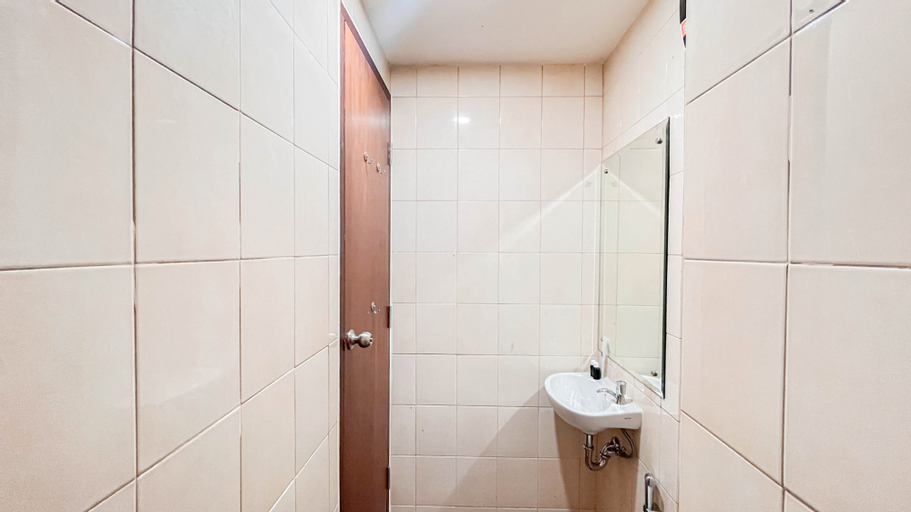 Bedroom 3, Cozy and Compact Studio Apartment at Vida View Makassar By Travelio, Makassar