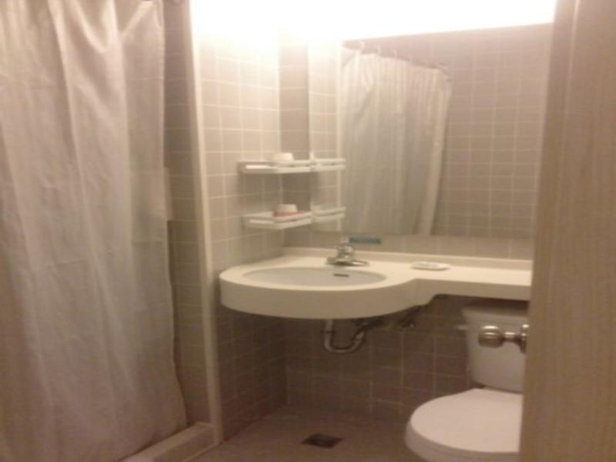 Bathroom 2, Jinjiang Inn Xinxiang Train Station, Xinxiang