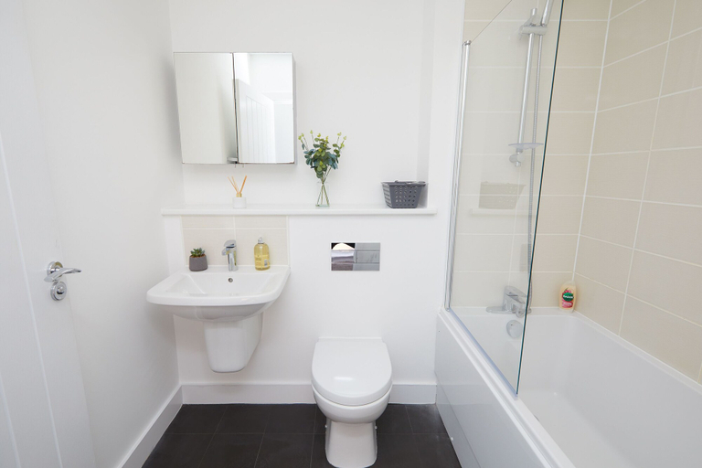Bathroom 3, 3 Bedroom Large House - Train Station, Derby