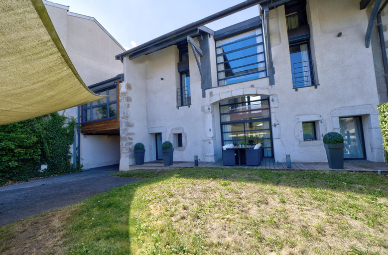 La Grange Emnitan - Maison de ville moderne pour 12p Fetes interdites, Ain
