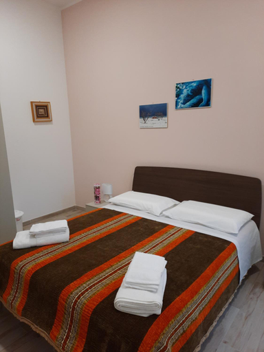 Bedroom 3, MARE FUORI - stanze con piscina, Bari