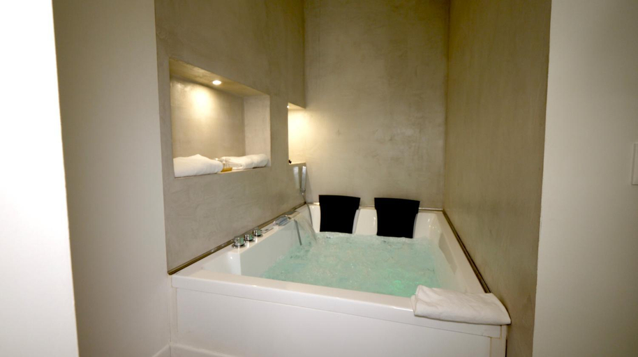 Bathroom 13