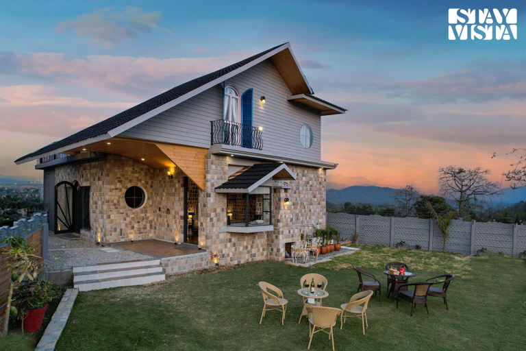 Exterior & Views