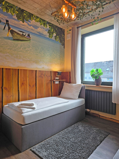 Bedroom 5, PHIL & MAX Hotel & Apartments Airport, Region Hannover