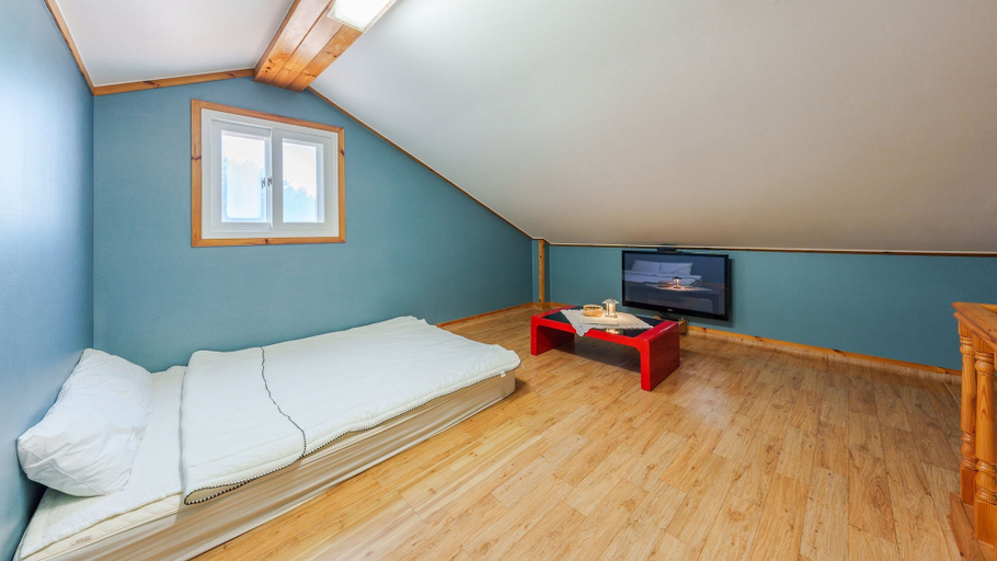Bedroom 2, Geoje Come and Stay Pension, Geoje