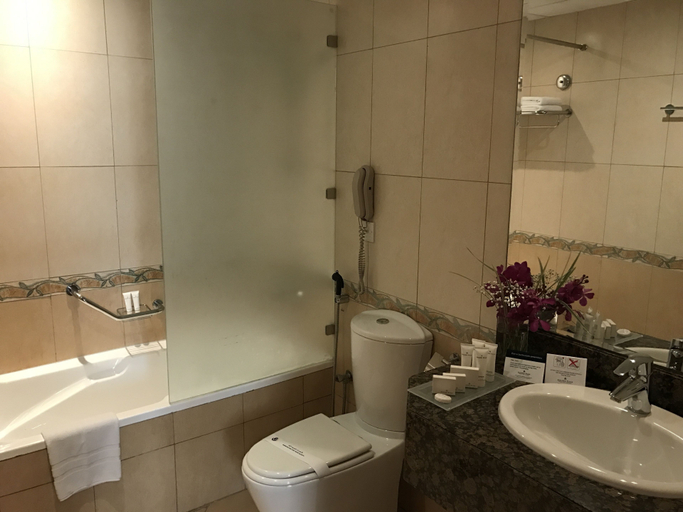 Bathroom 4, Golden Tulip Sharjah, Sharjah City