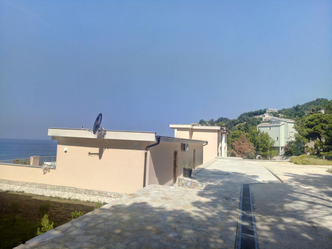 Others 5, Villa Roan