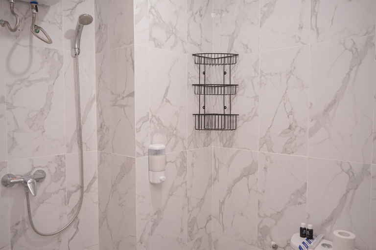 Bathroom 3, Comfy Designed Studio Apartment at Anwa Residence By Travelio, Tangerang Selatan
