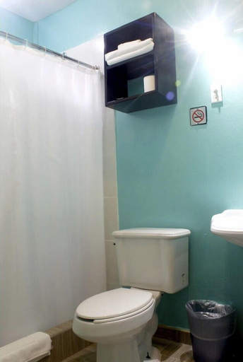 Bathroom 4, Imanis Inn