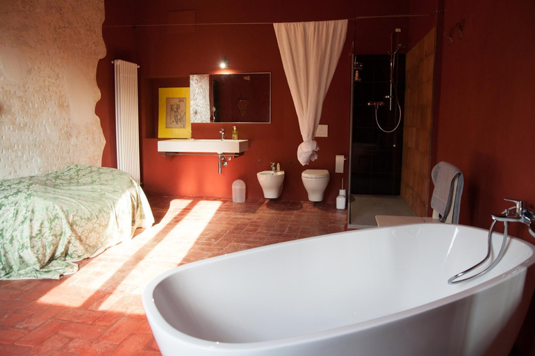 Bathroom 2, Corte Mantovanella, Mantua