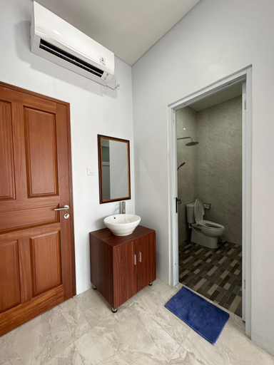 Bathroom 14