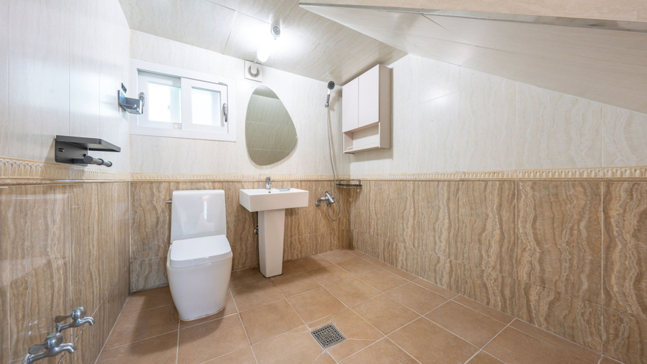 Bathroom 4, Yeosu La Rosa Private Pool Villa Pension, Yeosu