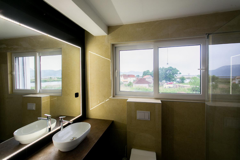 Bathroom 2, Kitehouse Usce B&B, Ploče
