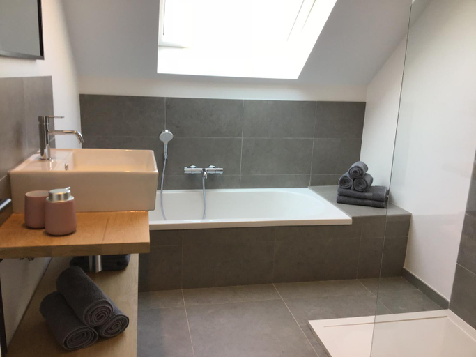 Bathroom, AU BORD DE LA FORET, Allier
