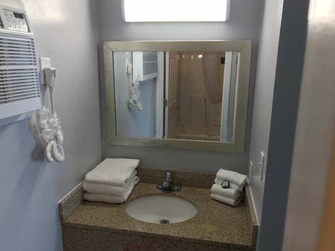Bathroom 4, Apple Valley Inn Pigeon Forge, Sevier