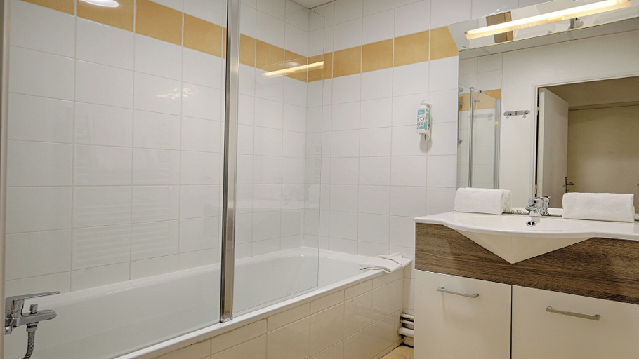 Bathroom 5, Appart'hôtel Vacancéole Paris Quai de Marne, Val-de-Marne